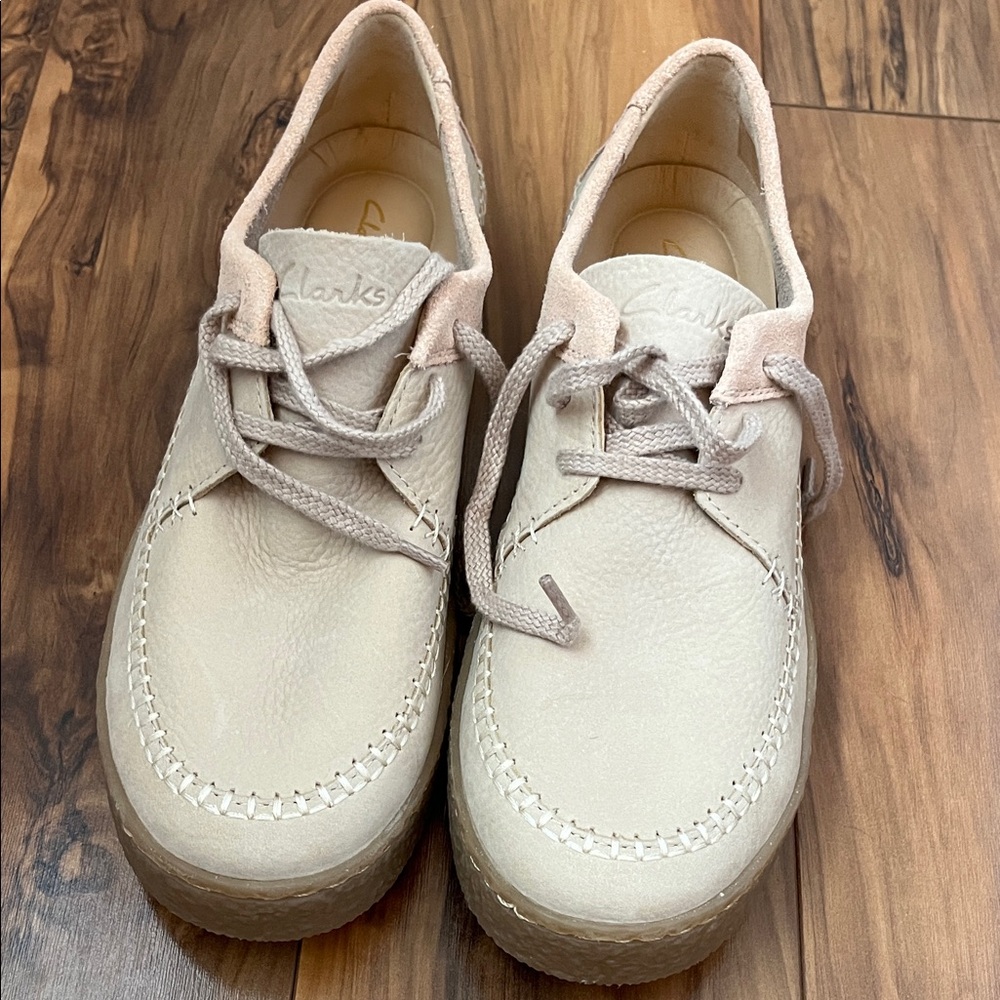Clarks Cream Leather Casual Shoes (NEW NEVER WORN! Size 9.5)